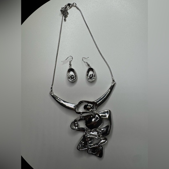 GORGEOUS SILVER ABSTRACT CRYSTAL AMETHYST STONES NECKLACE & EARRING SET - Picture 6 of 6